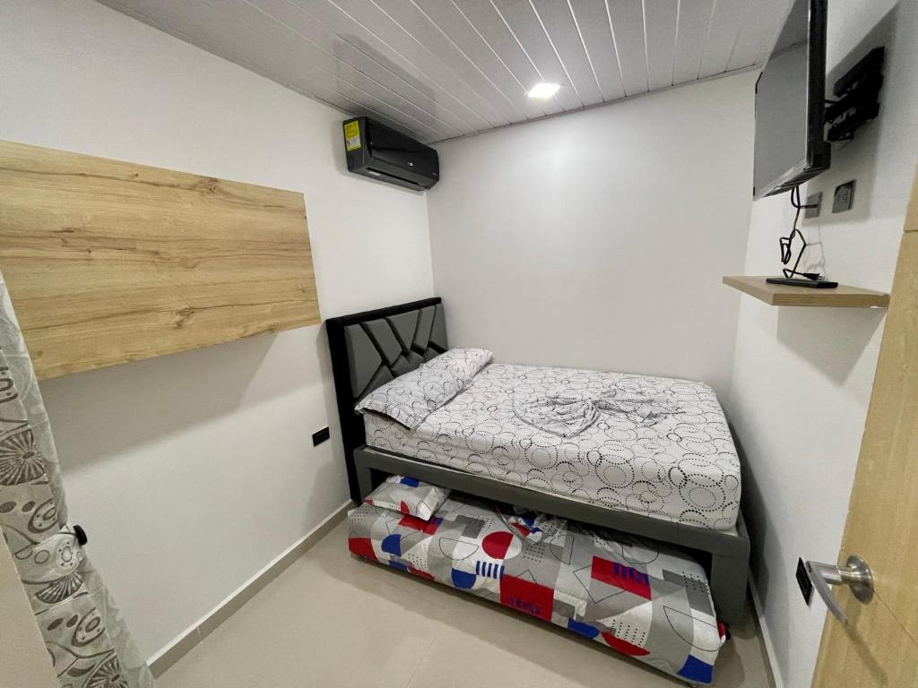 Postel nebo postele na pokoji v ubytování HOTEL TORRE DELUXE ¨SANTORINI¨