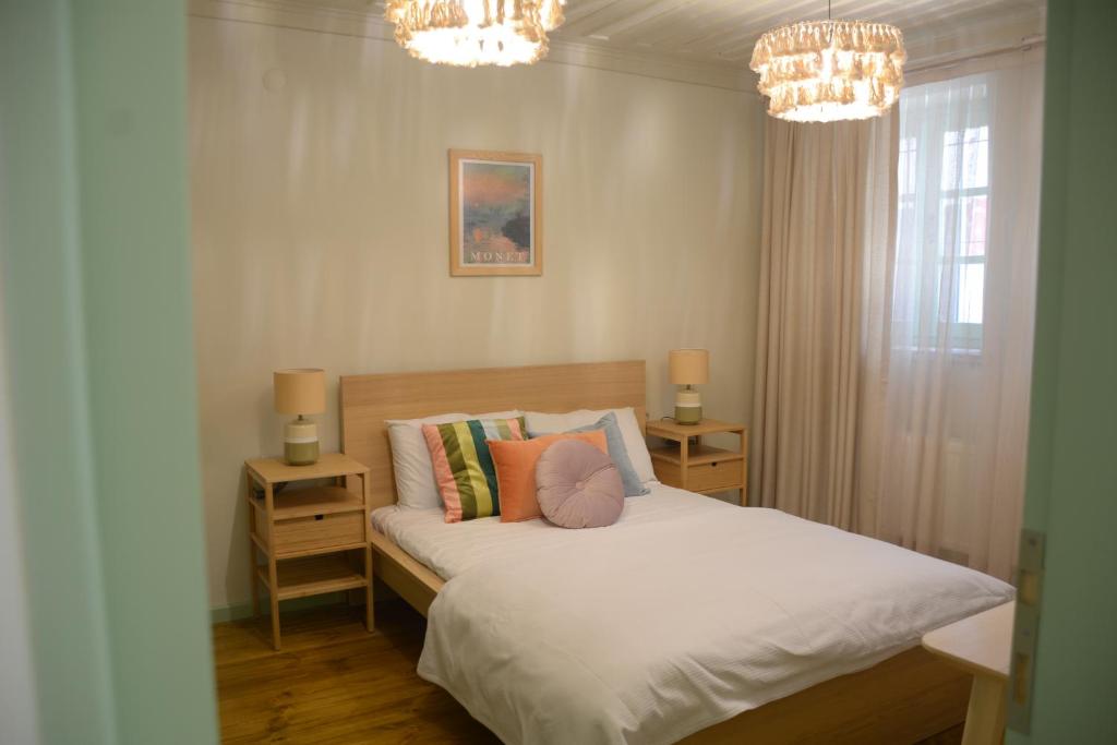 Un dormitorio con una cama con un osito de peluche. en HOUSE KA TEKKE ROOM, en Canakkale