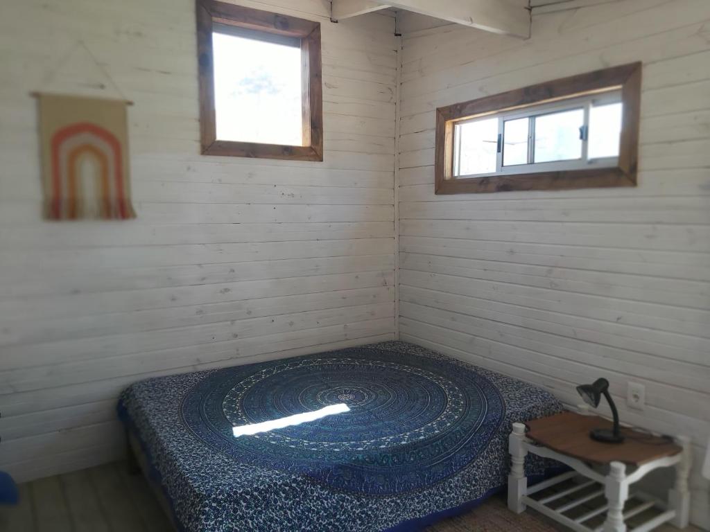 um quarto com uma cama no canto de um quarto em El Descanso em Neptunia