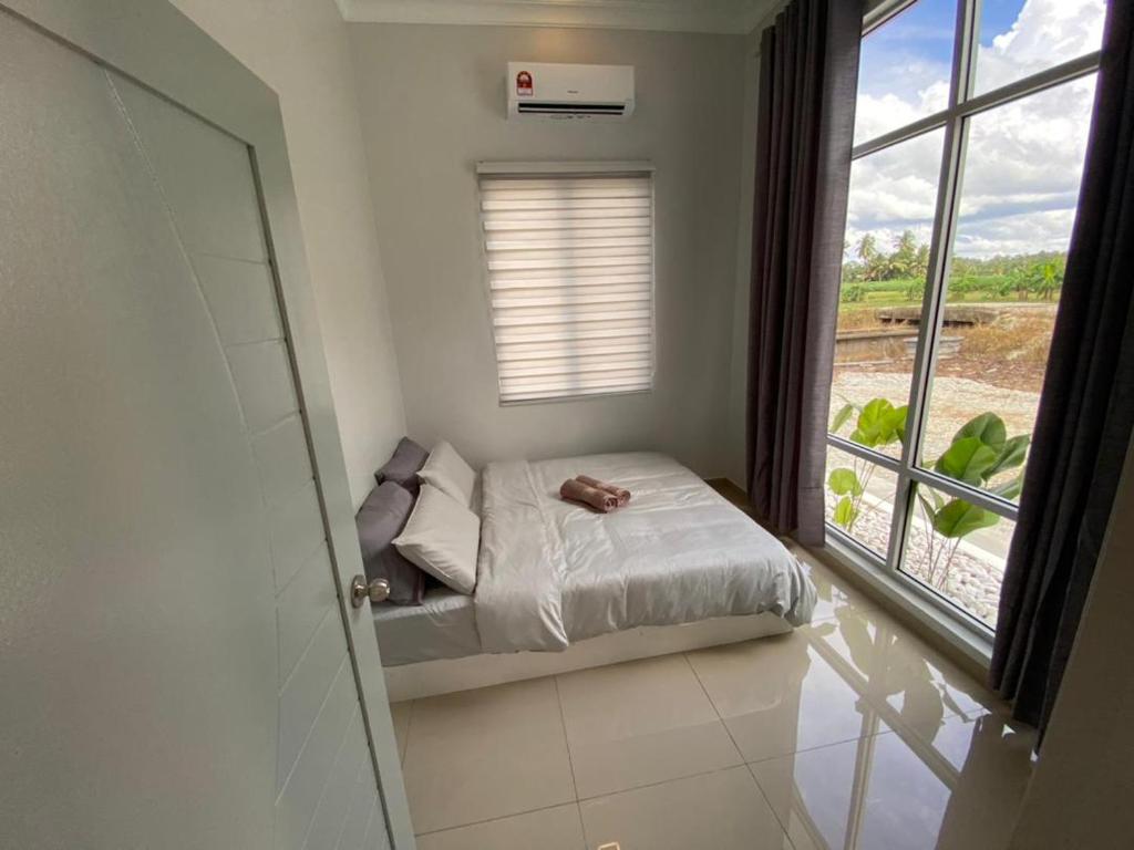 Postel nebo postele na pokoji v ubytování Rumah Hana Sekinchan - Mslim0nly