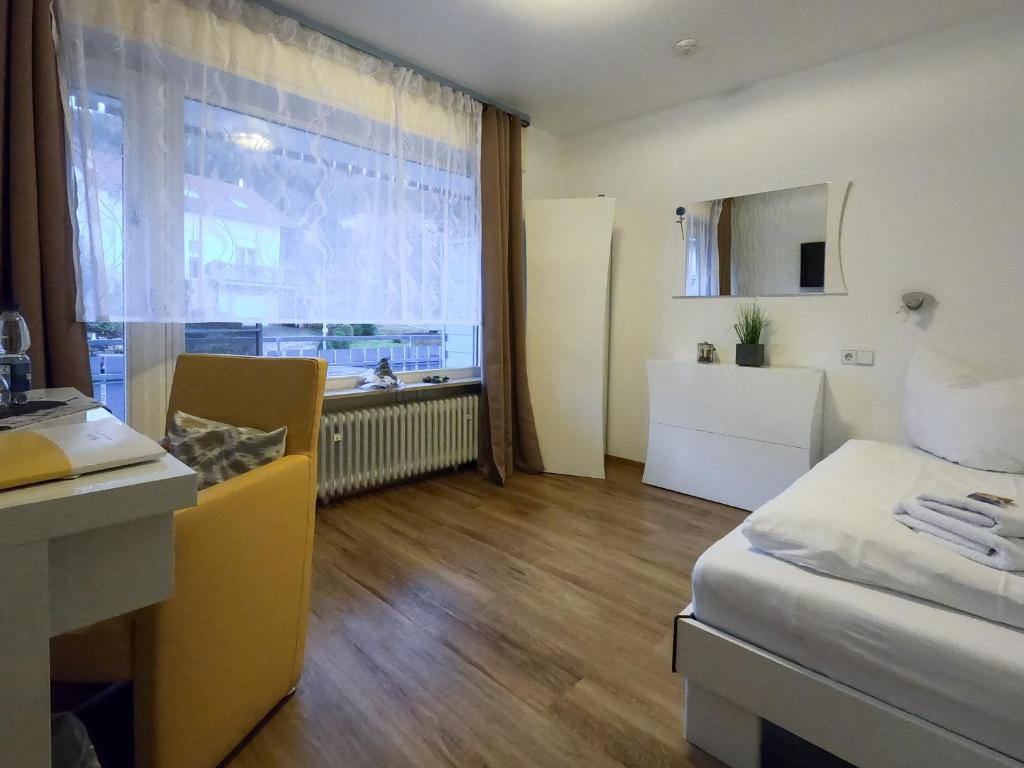 Postel nebo postele na pokoji v ubytování Hotel Sonnenhof Garni
