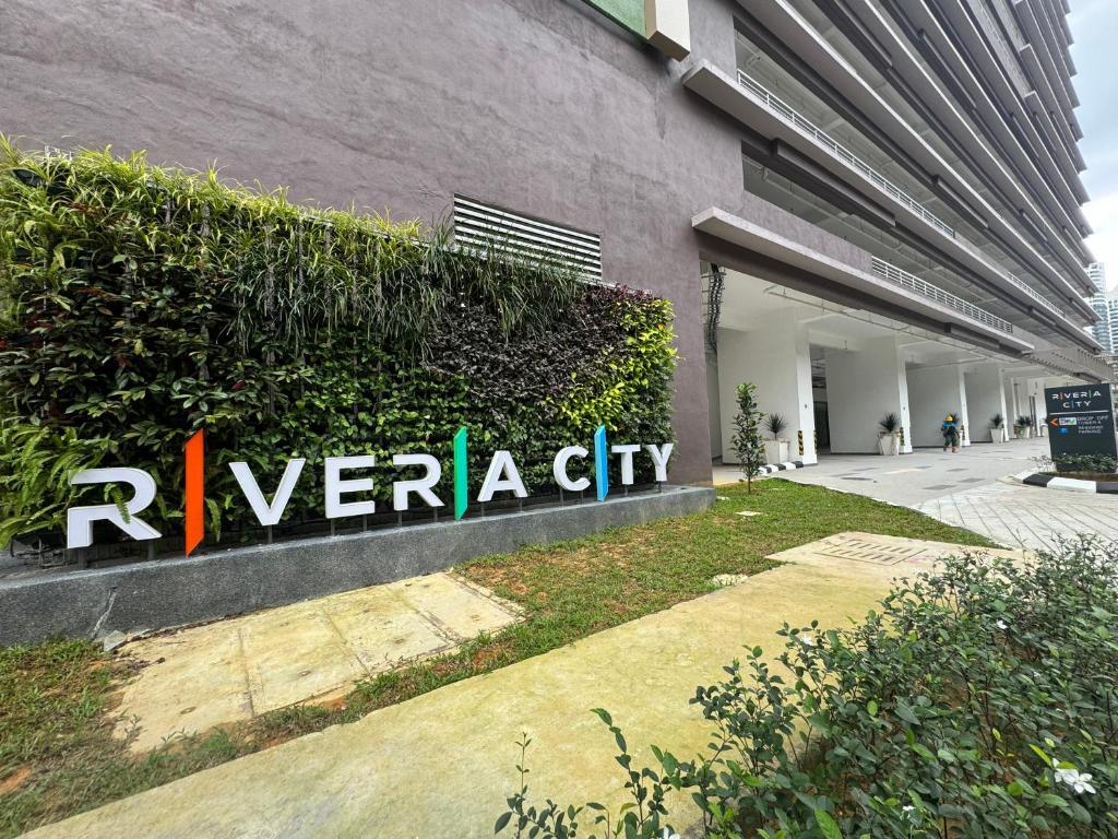 een bord aan de zijkant van een gebouw bij The Riveria City Brickfield by GoMain in Kuala Lumpur