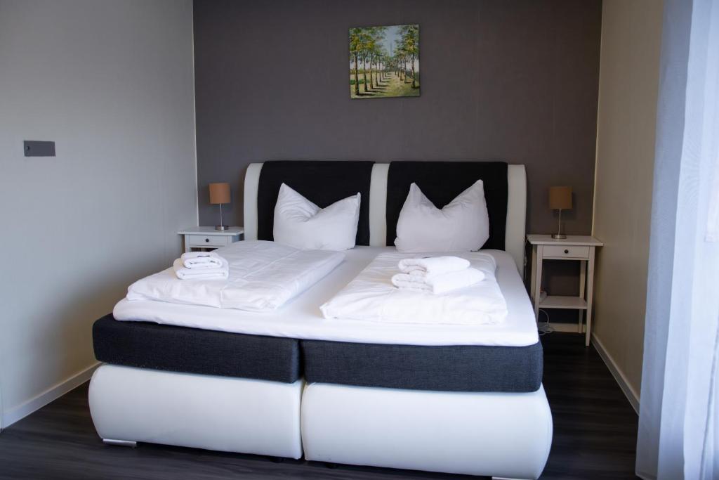 Postel nebo postele na pokoji v ubytování Hotel Sonnenhof Garni