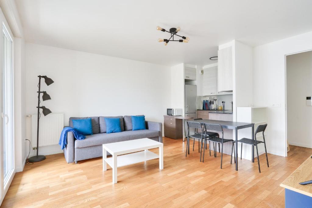 un salon avec un canapé et une table dans l'établissement Chill & Work 2 au pied de La Défense Arena, à Nanterre