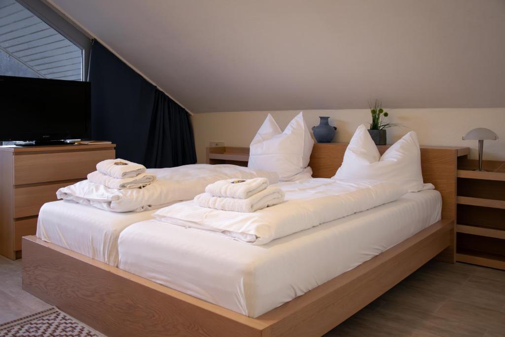 Postel nebo postele na pokoji v ubytování Hotel Sonnenhof Garni