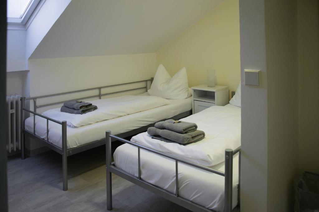 Postel nebo postele na pokoji v ubytování Hotel Sonnenhof Garni