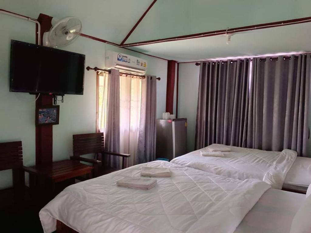 ต้นพร้าวรีสอร์ท Ton prao Resort - Family Room With Private Bathroom