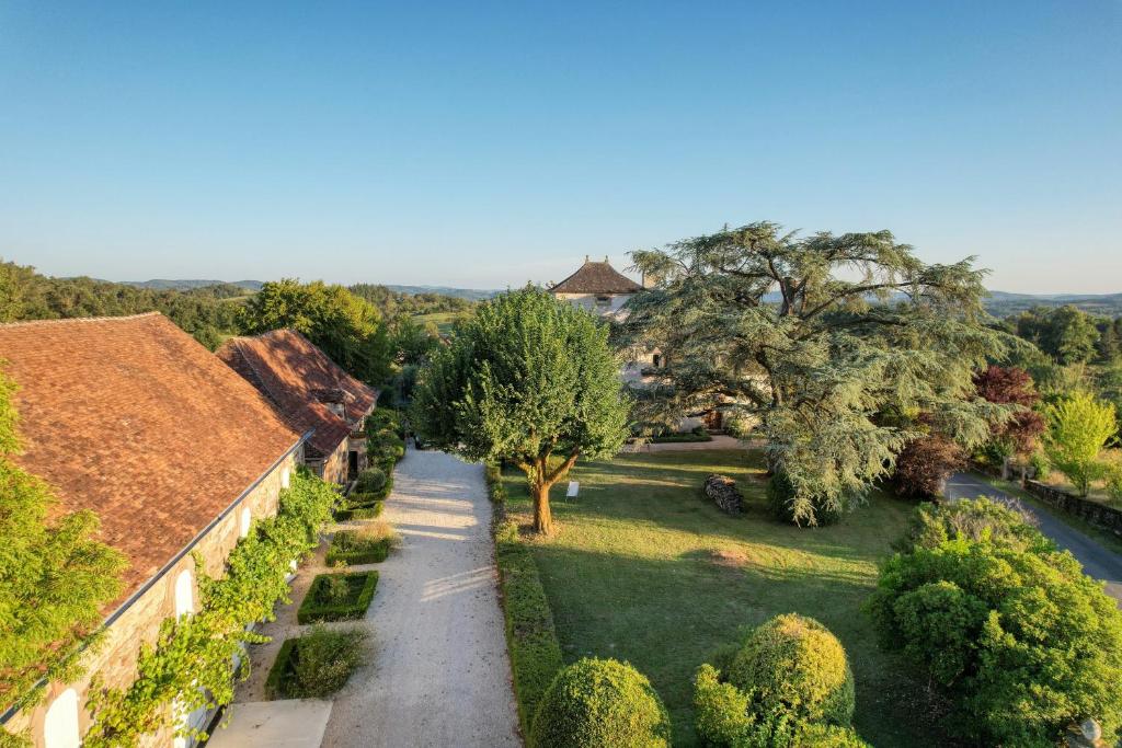 Saint-Bazile-de-Meyssac的住宿－Maison d'amis du Manoir de Saint-Bazile，享有树木庭院和房屋的空中景致
