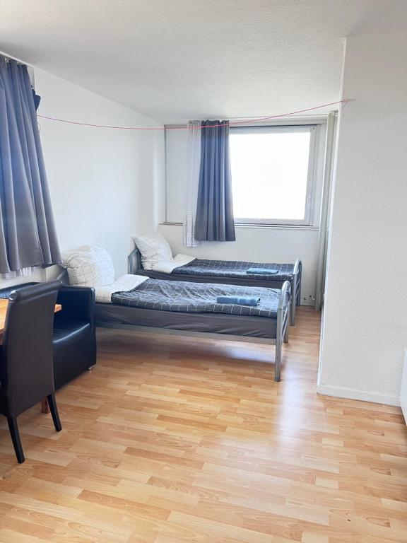 ein Schlafzimmer mit einem Bett und einem großen Fenster in der Unterkunft Ferienwohnungen in Köln2201 in Köln
