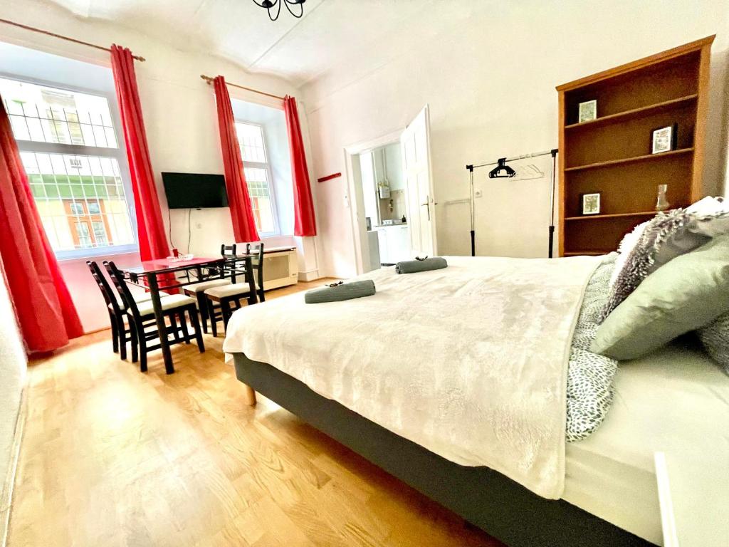 VERY WARM HOME with Big Bed near New York Café 1074 Budapest, 5 Csengery utca kép - 1