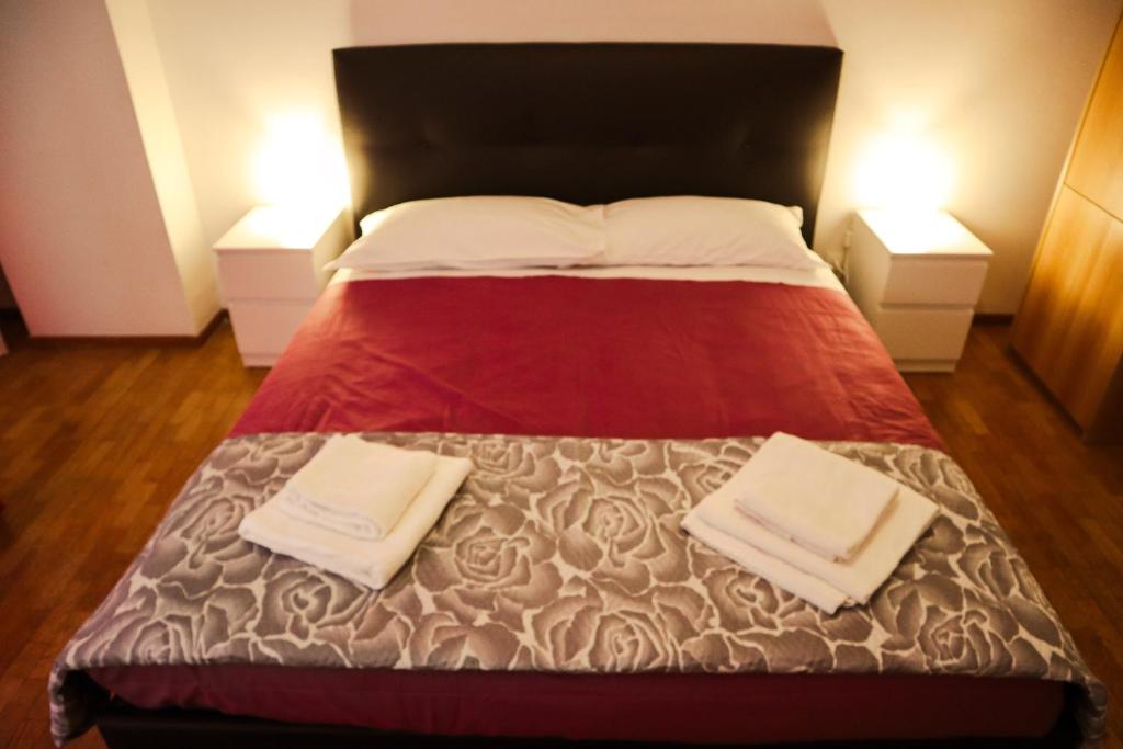 佛羅倫斯的住宿－Florence Rooms Novella，一间卧室配有一张带两条白色毛巾的床