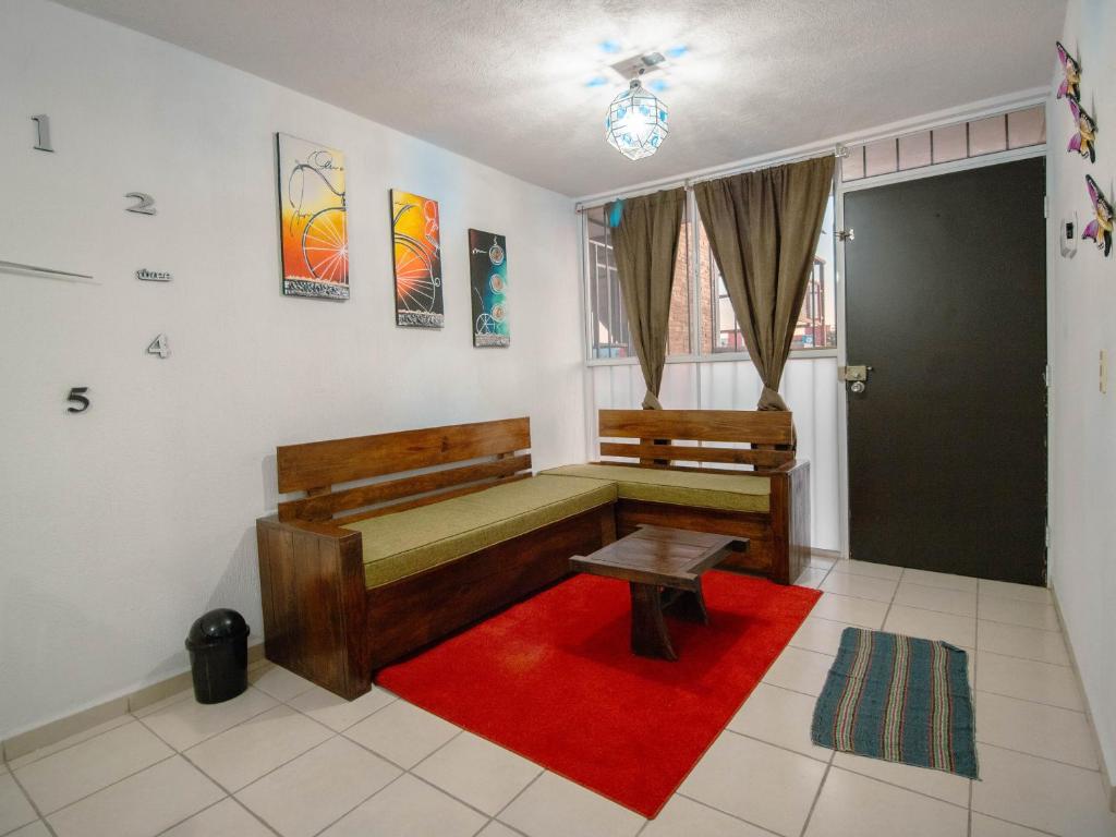 Habitación con cama, mesa y puerta en Departamento San Miguel de Allende - Planta Baja en San Miguel de Allende