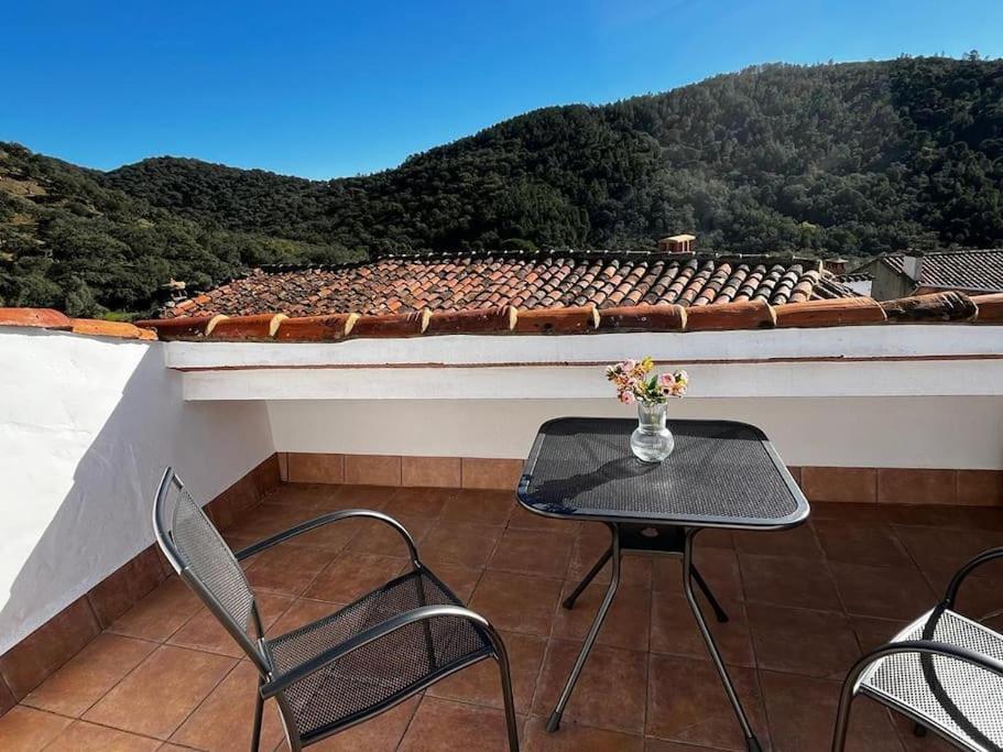 a patio with a table and chairs on a roof at Casa Tía Isidra - Los Madroñeros 