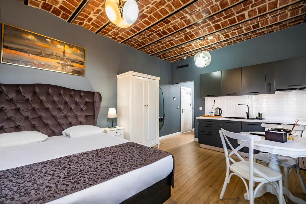 Postel nebo postele na pokoji v ubytování Selvese Collection Hotel Galata 1875