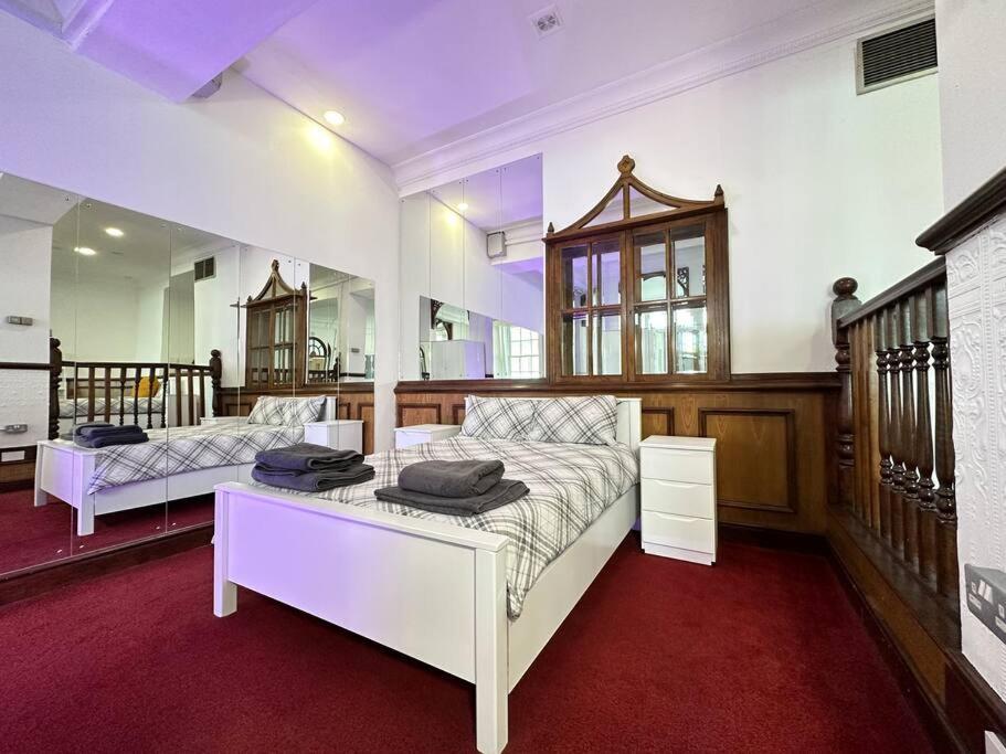 伯明罕的住宿－Spacious City Haven Chic & Modern，一间卧室,配有两张床