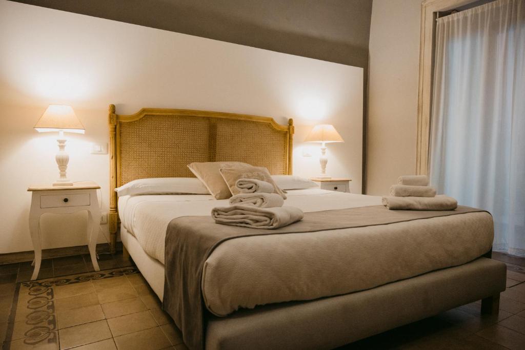 Łóżko lub łóżka w pokoju w obiekcie La Casa di Alma Luxury rooms