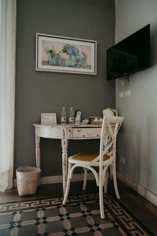Telewizja i/lub zestaw kina domowego w obiekcie La Casa di Alma Luxury rooms