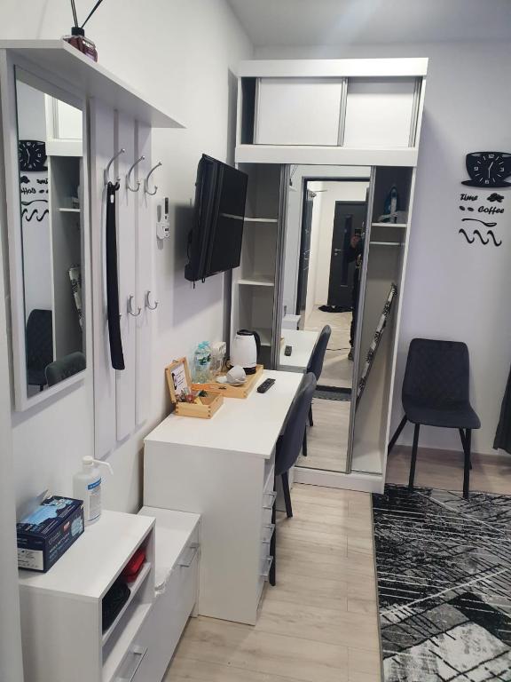 Televizorius ir (arba) pramogų centras apgyvendinimo įstaigoje Comfort Stay, EV, Parking