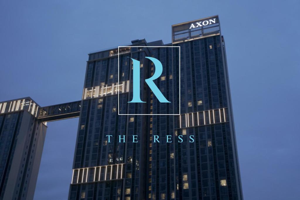 Un bâtiment avec un panneau en haut dans l'établissement The Ress - The Axon Bukit Bintang Residence, à Kuala Lumpur