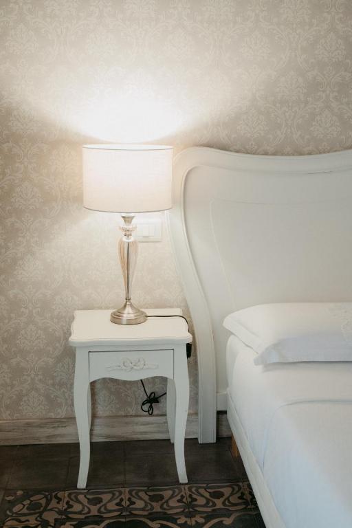 Łóżko lub łóżka w pokoju w obiekcie La Casa di Alma Luxury rooms