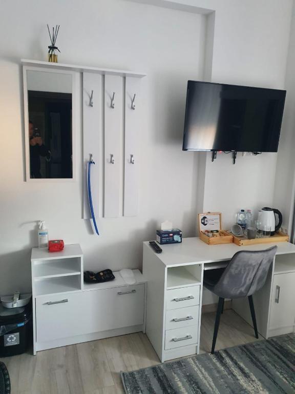 Televizorius ir (arba) pramogų centras apgyvendinimo įstaigoje Comfort Stay, EV, Parking