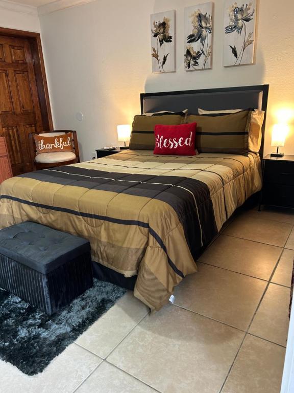 1 dormitorio con 1 cama grande con almohadas rojas en Paradise en Miami