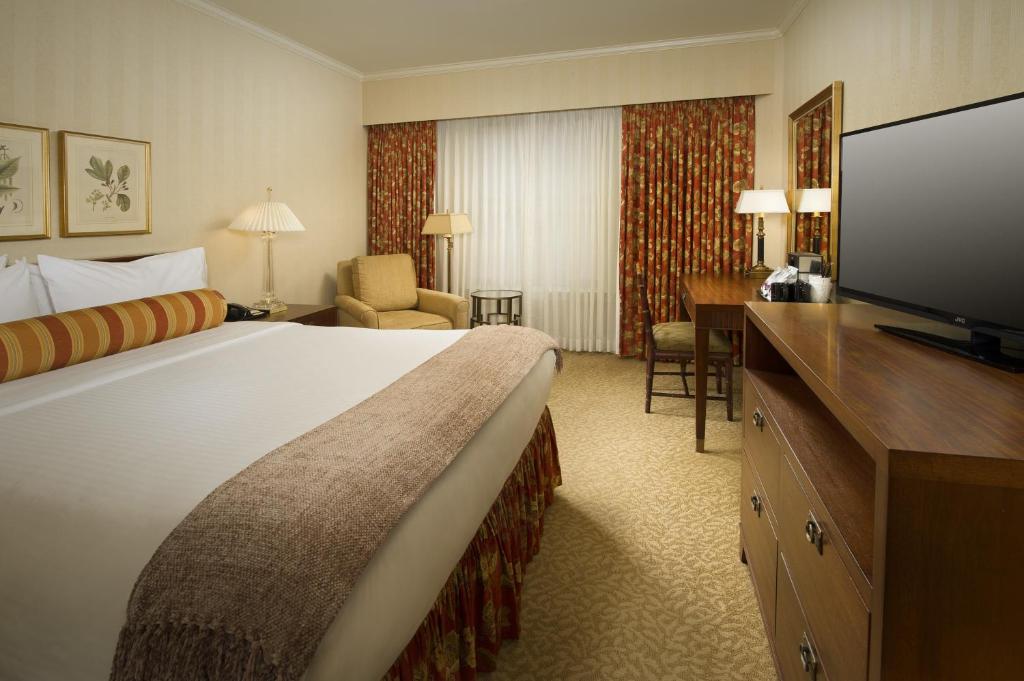 Mayflower Park Hotel - 