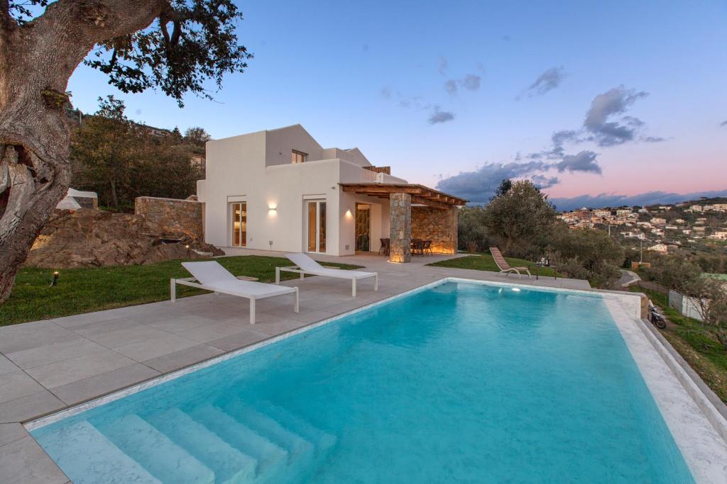 Villa con piscina y casa en Villa Jarito, en SantʼAgata sui Due Golfi