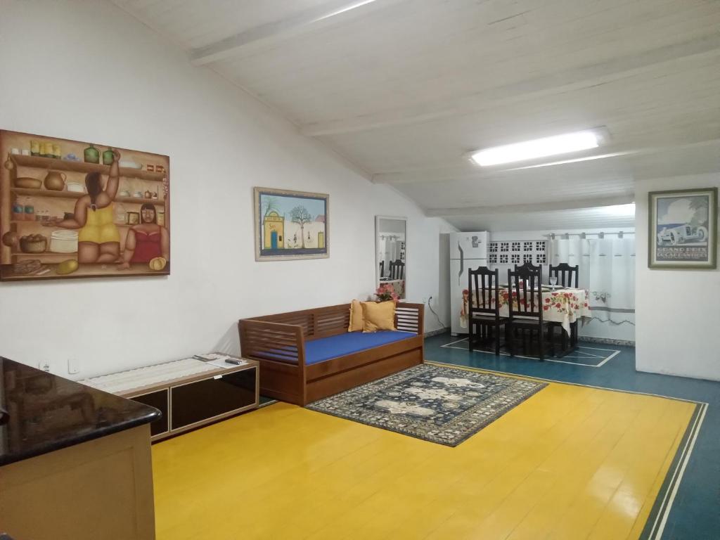 un soggiorno con un divano e un tavolo di Lindo Apartamento: centro, terraço com linda vista mar e tudo perto! a Porto Seguro