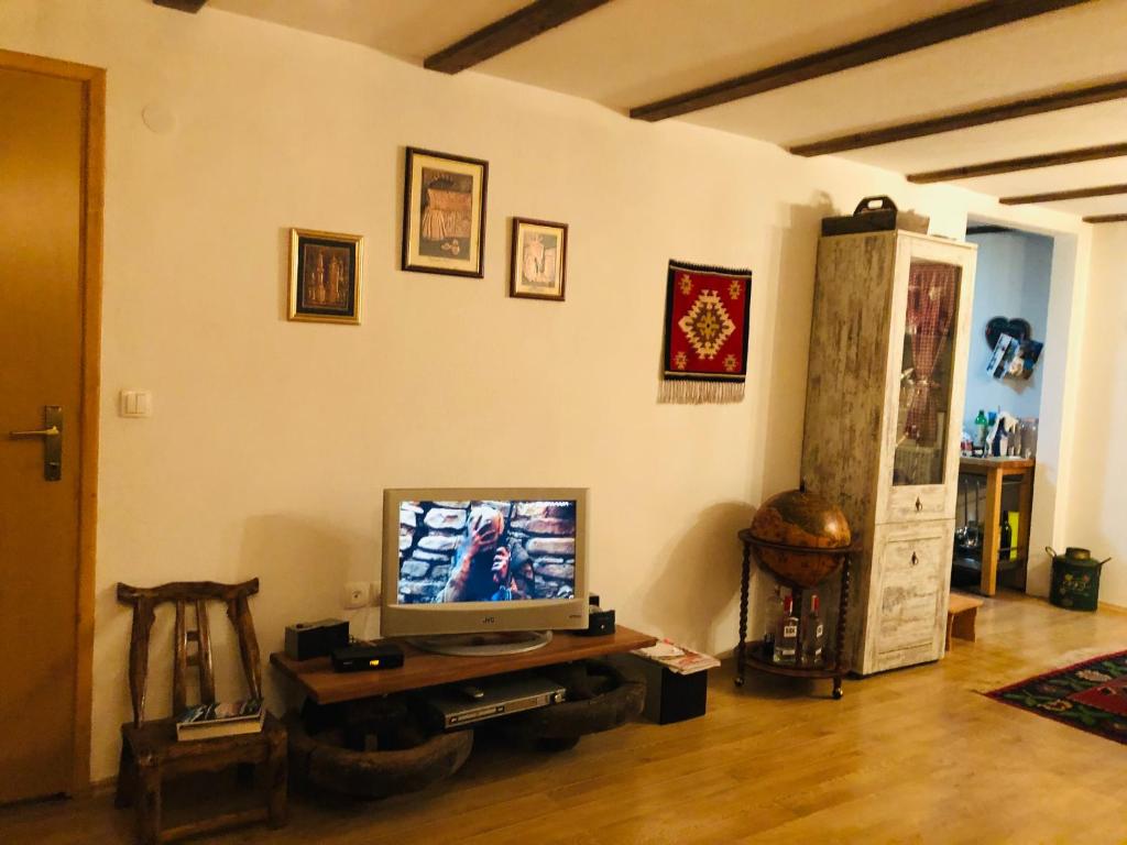 salon z telewizorem na stole w obiekcie Vikendica Topa’s w mieście Vlašić