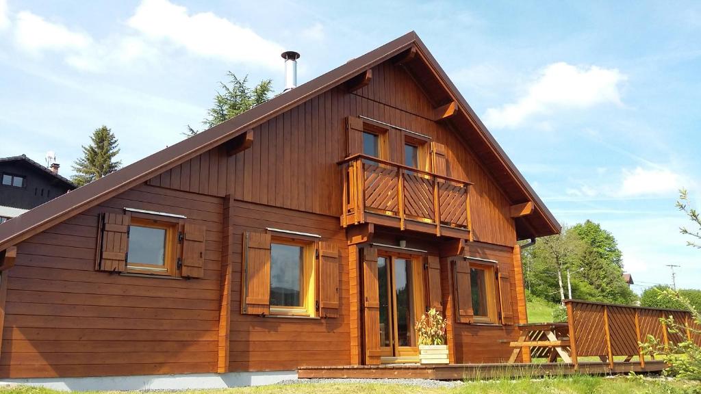 una casa de madera con techo de gambrel en Chalet Airelles 4 pers - Tout Confort - Wifi fibre en Xonrupt-Longemer