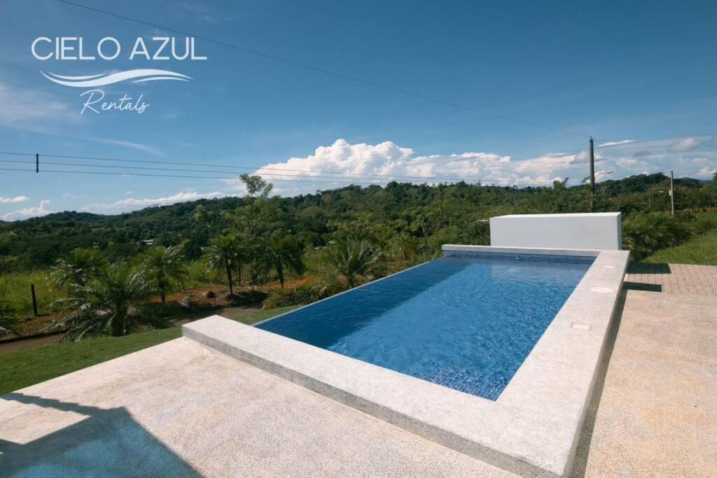 een zwembad in een villa met uitzicht bij Cielo Azul House with private pool and mountain view in Naranjito