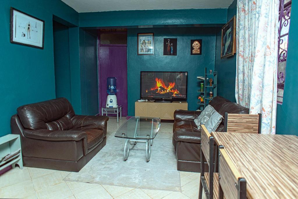 Voi的住宿－Donna Forte Residence，客厅配有皮革家具和壁炉