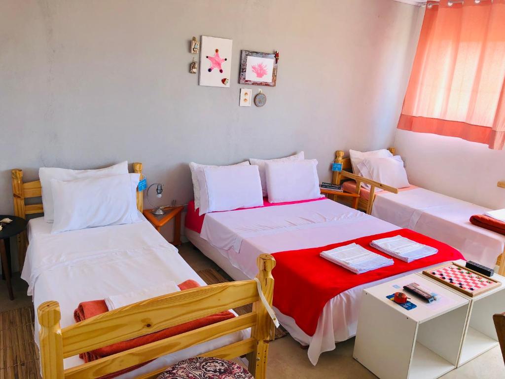 Habitación pequeña con 2 camas y mesa. en LUGAR, en Penha