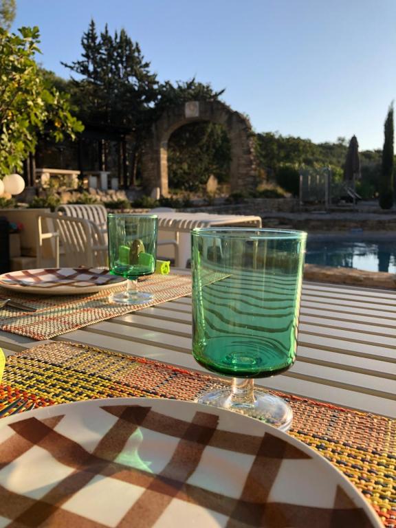a table with two glasses on top of a table at Les Milles Roches in Gordes