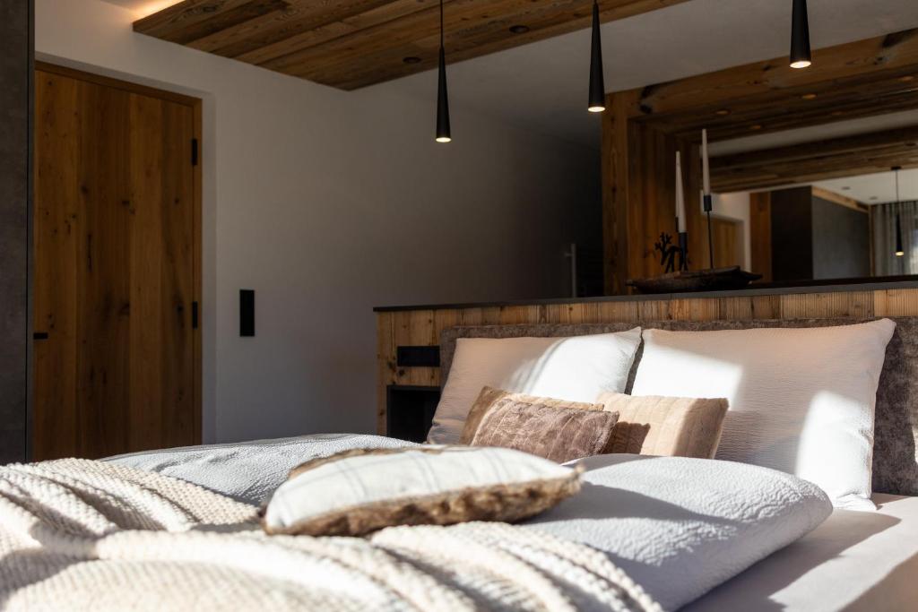 Postel nebo postele na pokoji v ubytování Chalet ORUS - Tirol Kärnten