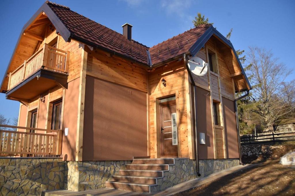 バイナ・バシュタにあるPlaninska kuća Srnaのガレージ付き家