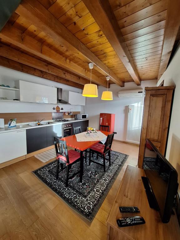een keuken met een tafel en stoelen in een kamer bij Vista Rocca Alberi, 100 passi in Montagnana