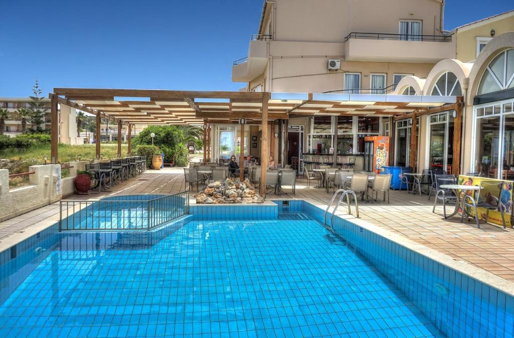 Bazén v ubytování Jo An Beach Hotel nebo v jeho okolí