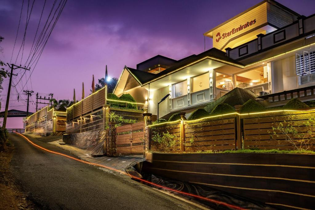 ein Haus mit Lichtern an der Straßenseite in der Unterkunft Star Emirates Luxury Resort and Spa, Munnar in Anachal