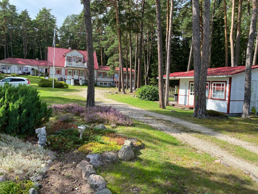 una casa con entrada frente a un patio en Sinisalu Apartments, en Käsmu