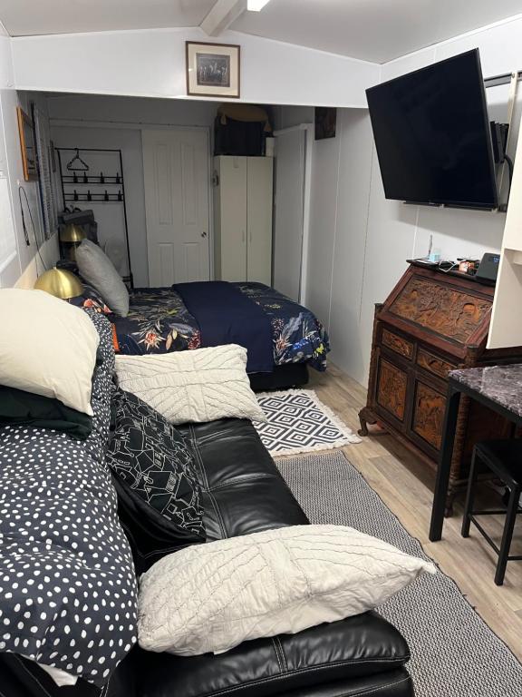 TV a/nebo společenská místnost v ubytování TINY HOME - Benny’s Bar