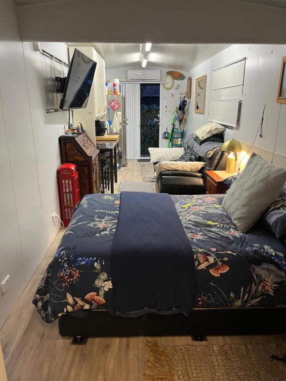 Postel nebo postele na pokoji v ubytování TINY HOME - Benny’s Bar