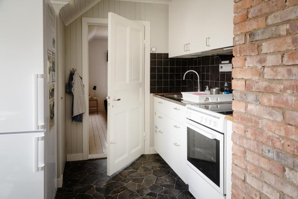 Kuchyň nebo kuchyňský kout v ubytování Snickaren Vandrarhem i Grästorp - Egen Lägenhet - Own apartments