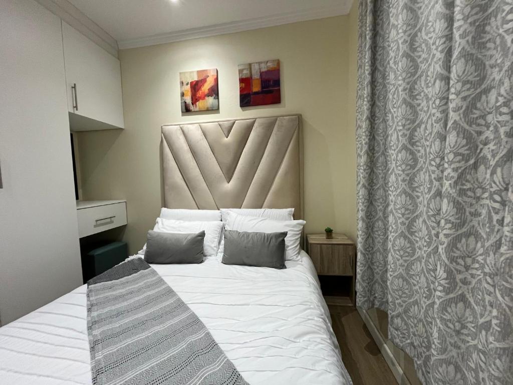 Postel nebo postele na pokoji v ubytování The Benjamin Accomodation