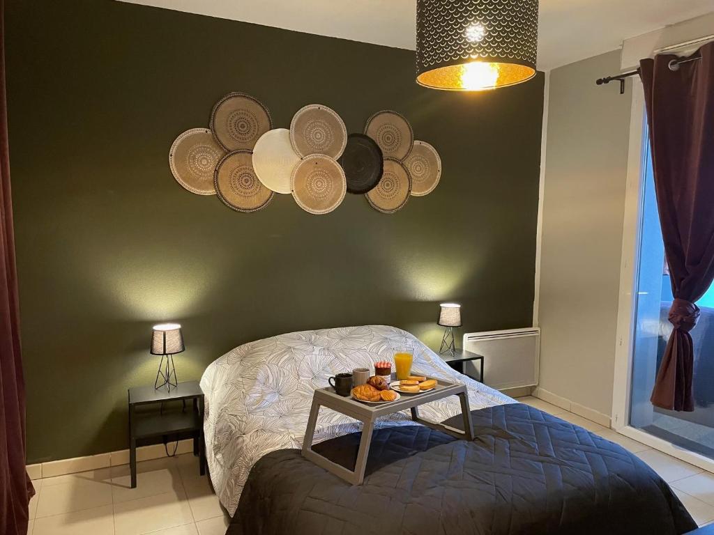 - une chambre avec un lit et un plateau de fruits dans l'établissement Le Colorado - Appartement proche Airbus, à Colomiers