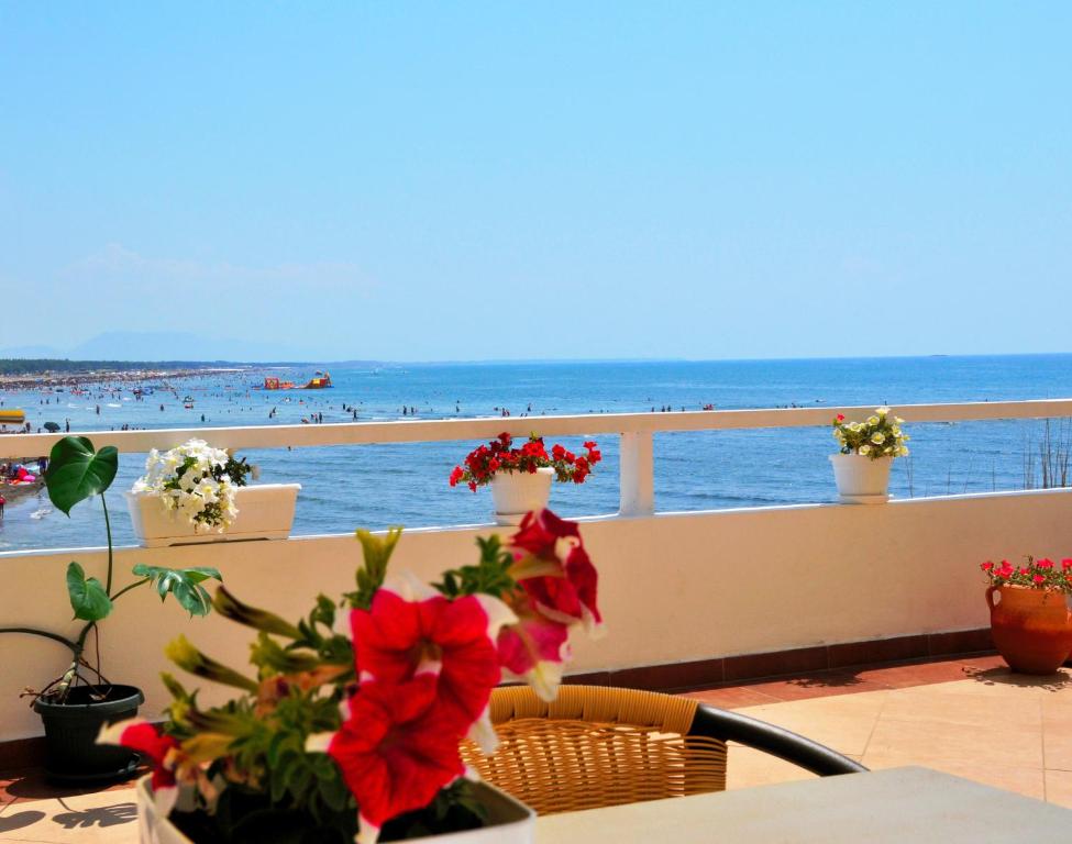 balkon z kwiatami i widokiem na plażę w obiekcie Pontino Apartments w Ulcinju
