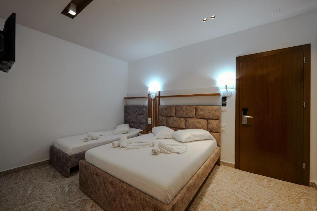 Postel nebo postele na pokoji v ubytování Hotel Meta Ksamil