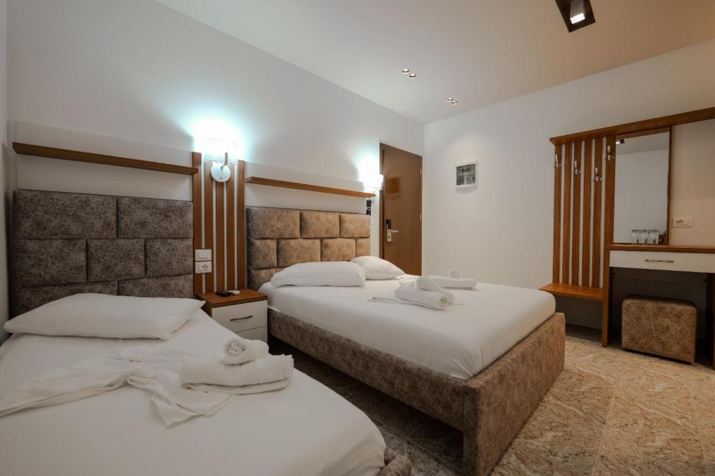 Postel nebo postele na pokoji v ubytování Hotel Meta Ksamil
