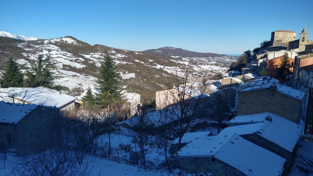 un pueblo con techos nevados y una montaña en Corso 46, en Montazzoli
